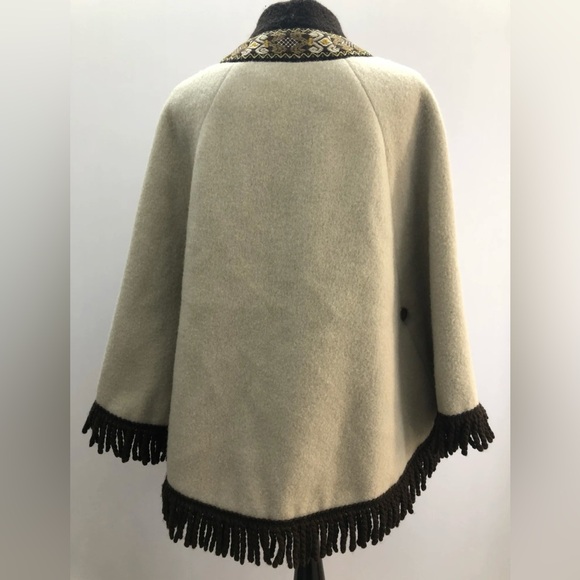 1970s Fringed Embroidered Cape in wool by A.S Evebofoss. - Picture 4 of 15